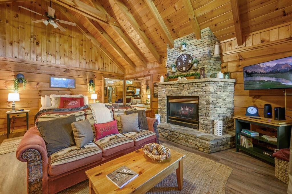 Do Not Disturb - Pigeon Forge Smoky Mountain Studio Cabin, Hot Tub, Fireplace Buitenkant foto