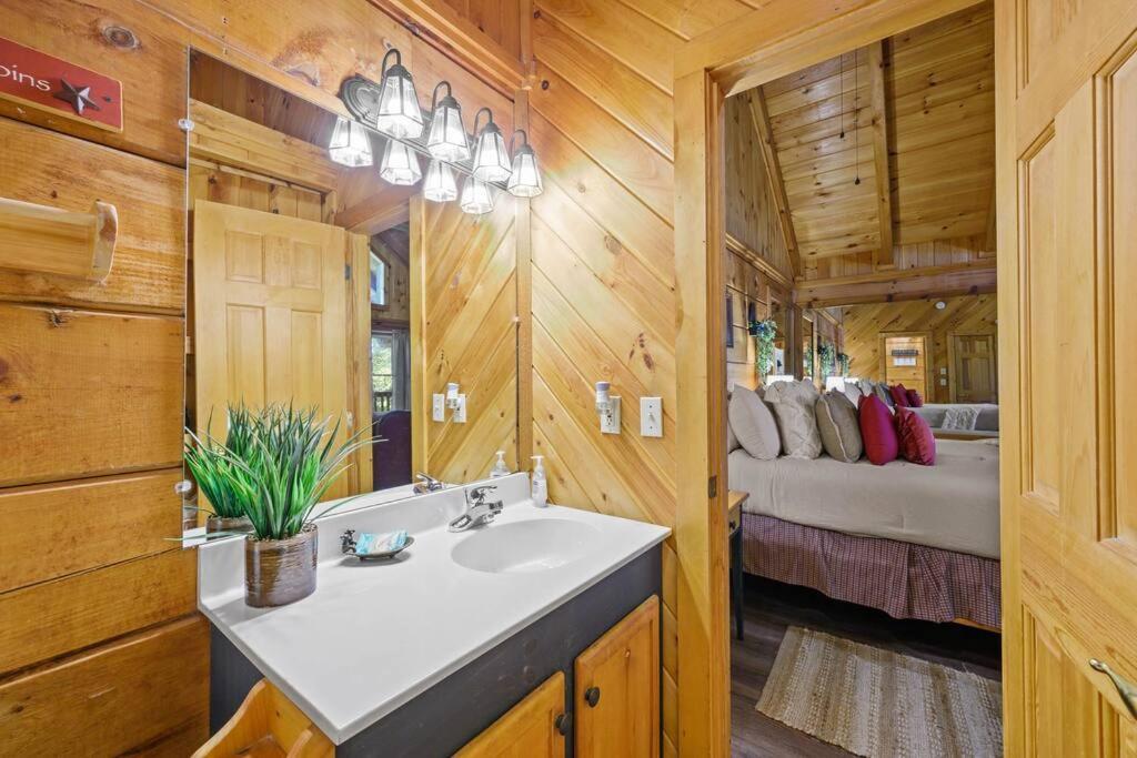 Do Not Disturb - Pigeon Forge Smoky Mountain Studio Cabin, Hot Tub, Fireplace Buitenkant foto