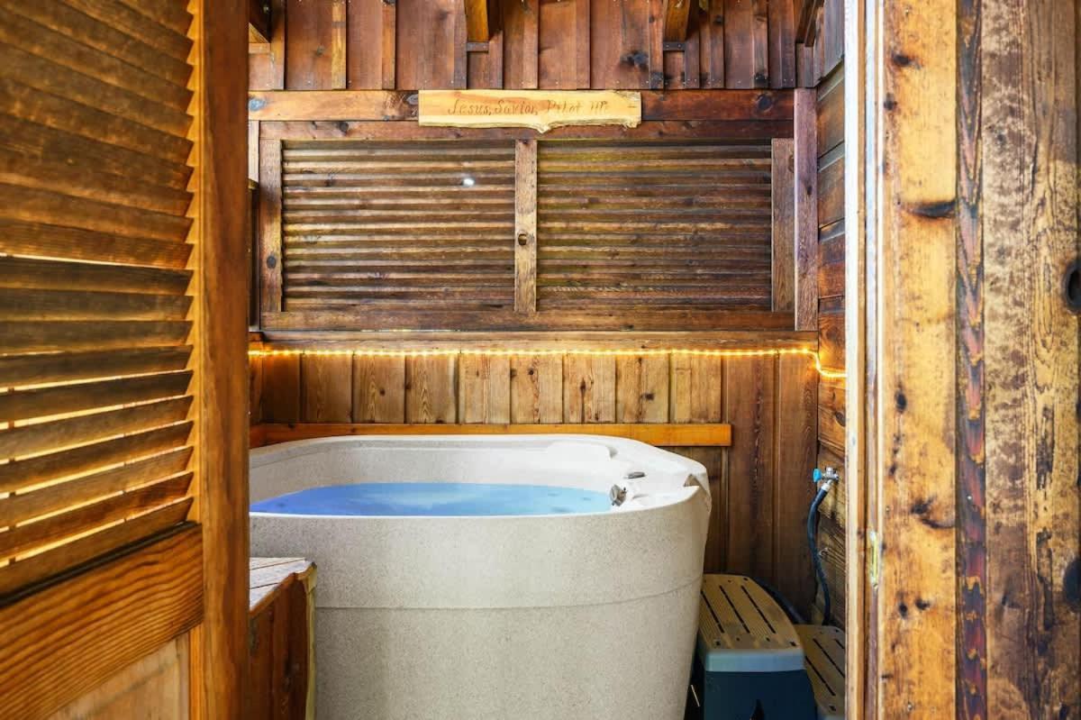 Do Not Disturb - Pigeon Forge Smoky Mountain Studio Cabin, Hot Tub, Fireplace Buitenkant foto