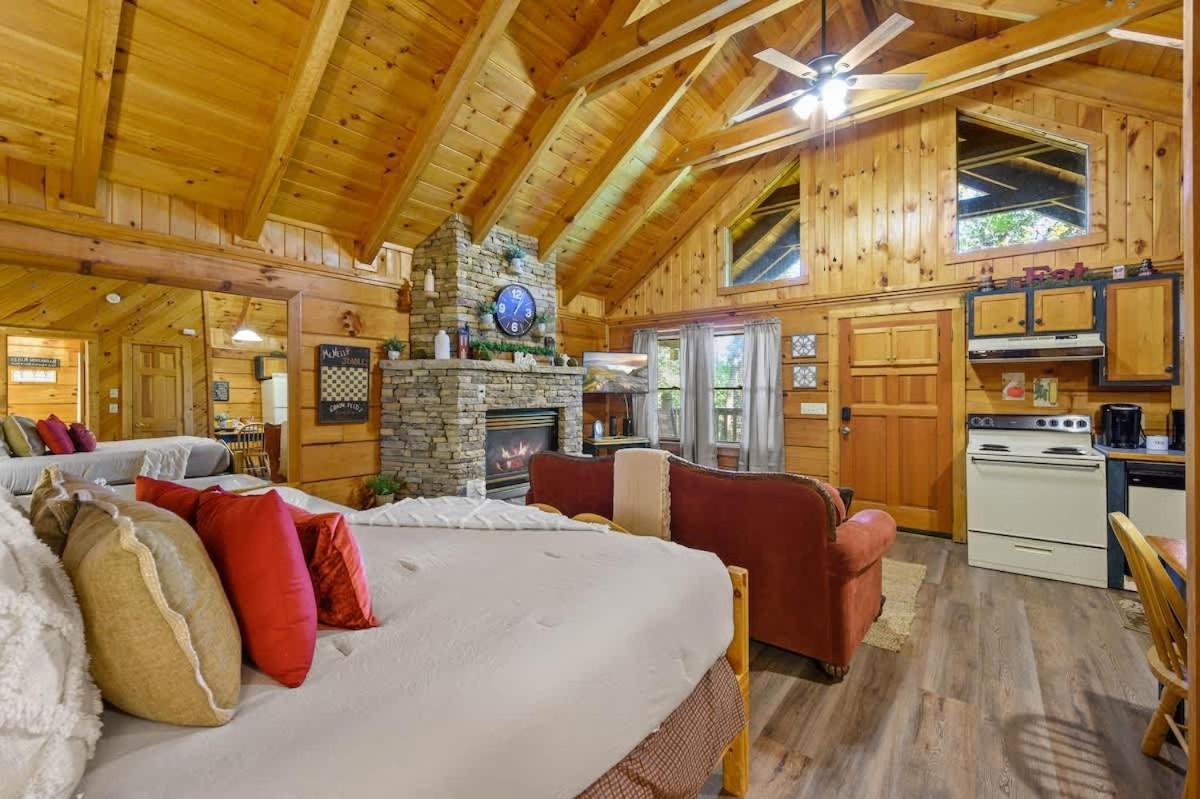 Do Not Disturb - Pigeon Forge Smoky Mountain Studio Cabin, Hot Tub, Fireplace Buitenkant foto